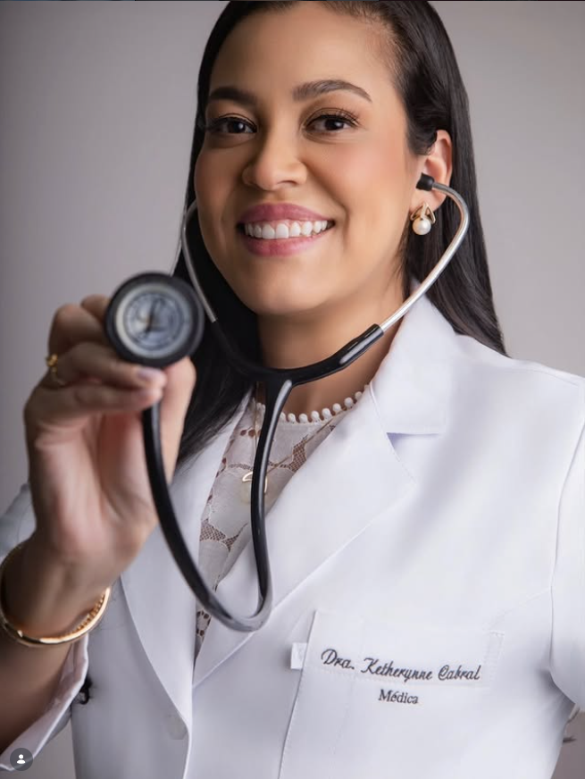 Dra. Ketherynne Cabral em consultório